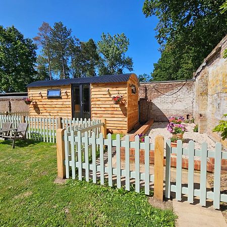 Gatwick Hideaway Hut Hotell Charlwood Eksteriør bilde