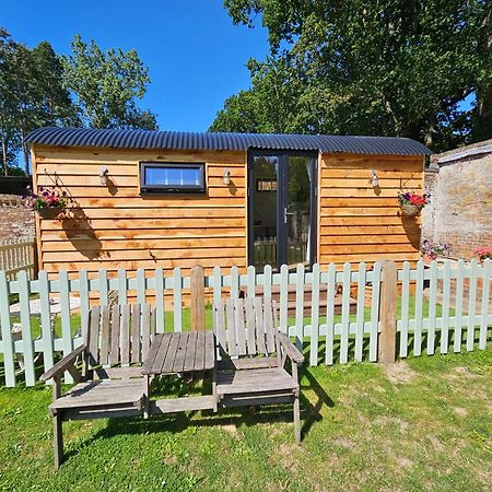 Gatwick Hideaway Hut Hotell Charlwood Eksteriør bilde