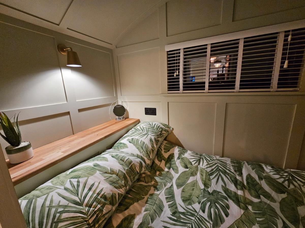 Gatwick Hideaway Hut Hotell Charlwood Eksteriør bilde