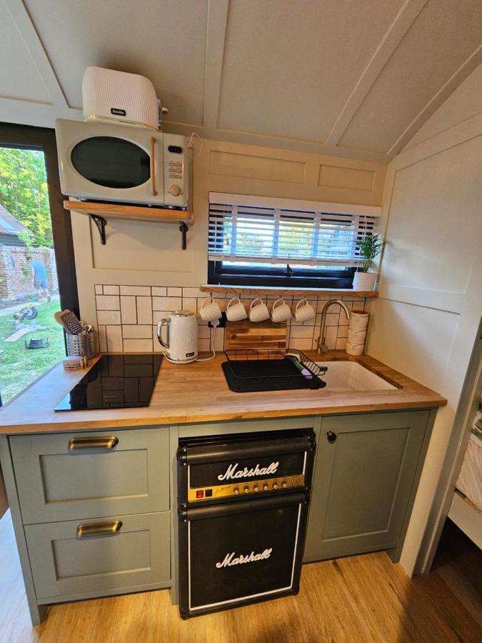 Gatwick Hideaway Hut Hotell Charlwood Eksteriør bilde