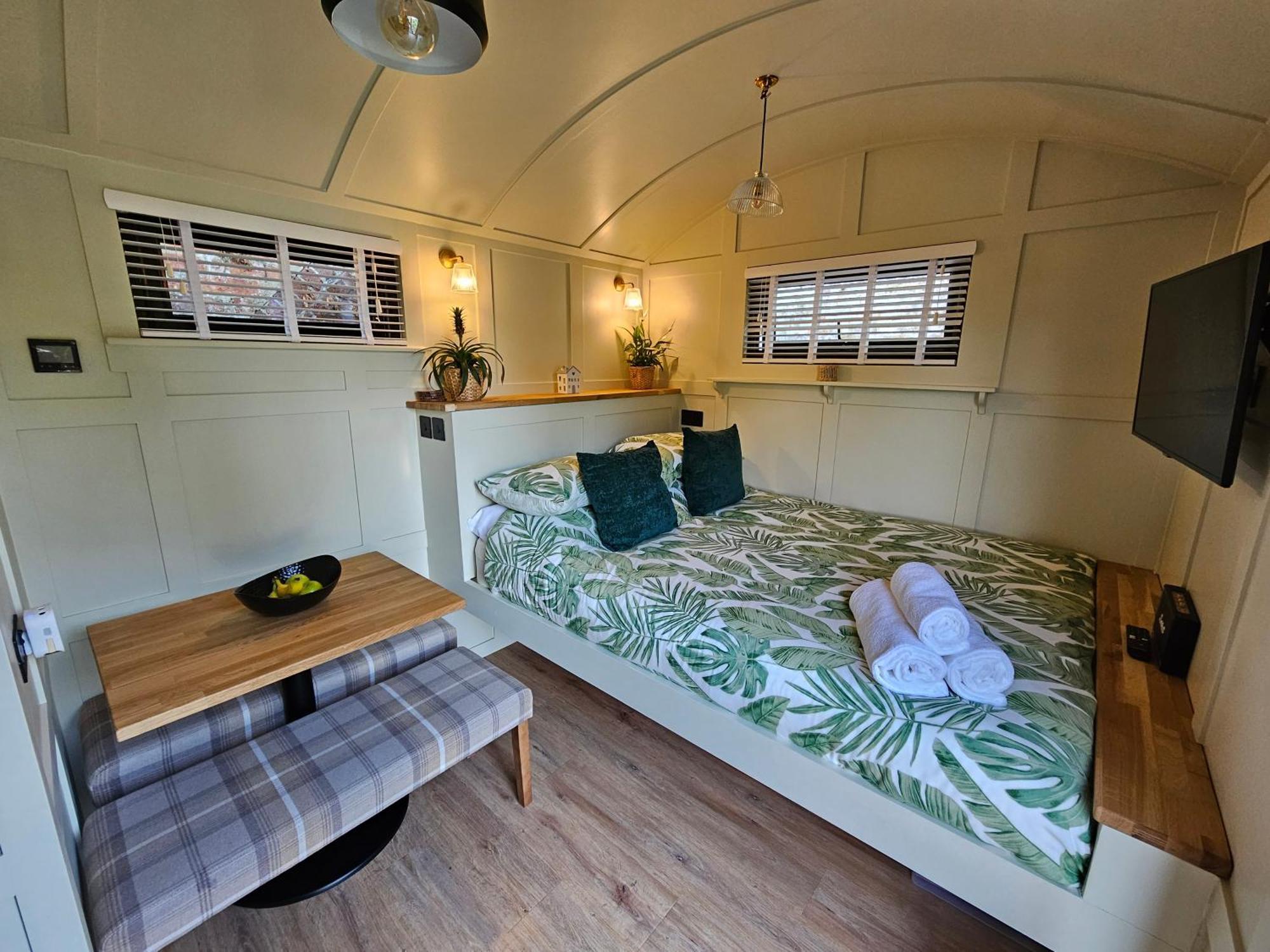 Gatwick Hideaway Hut Hotell Charlwood Eksteriør bilde