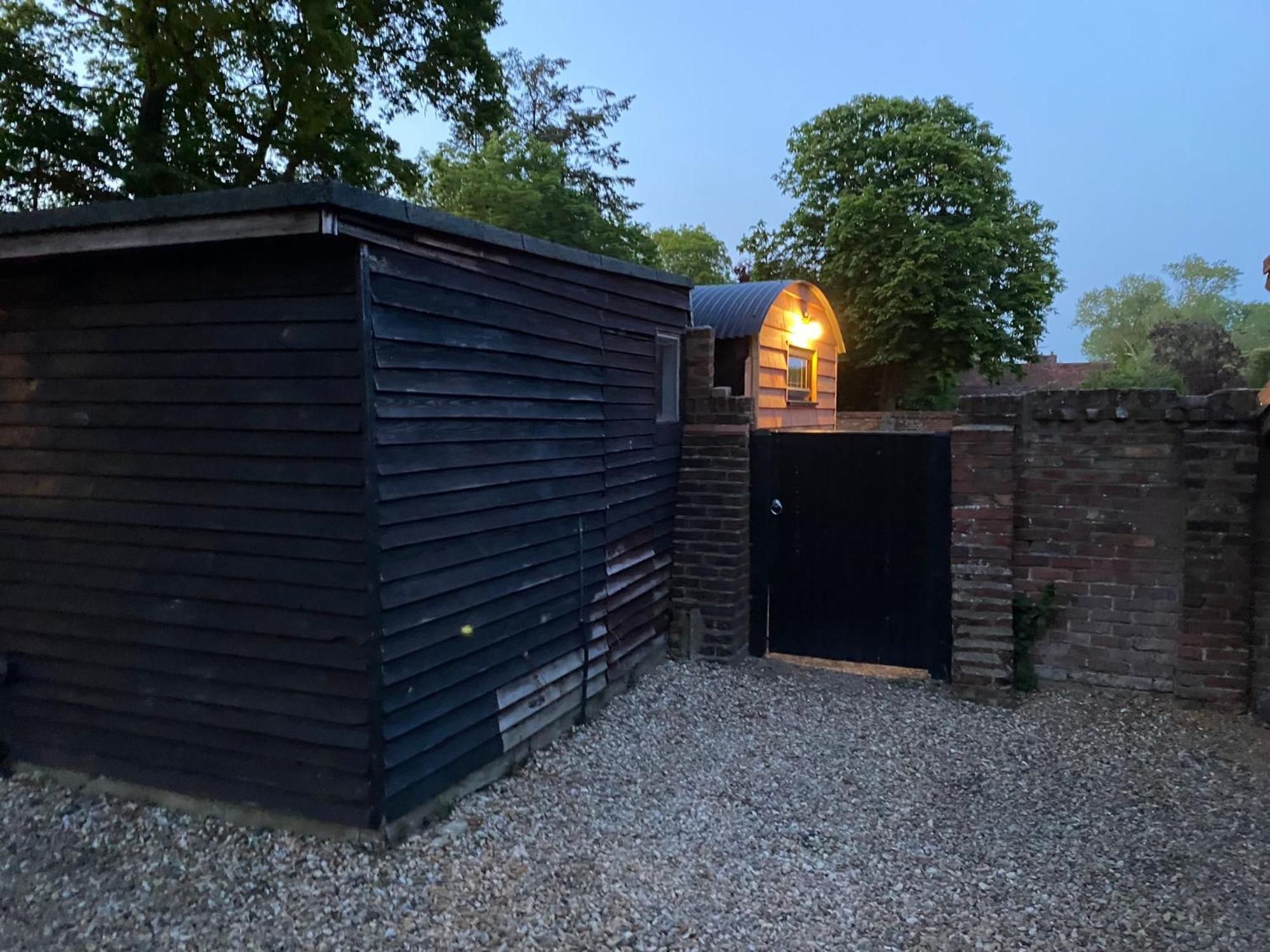 Gatwick Hideaway Hut Hotell Charlwood Eksteriør bilde
