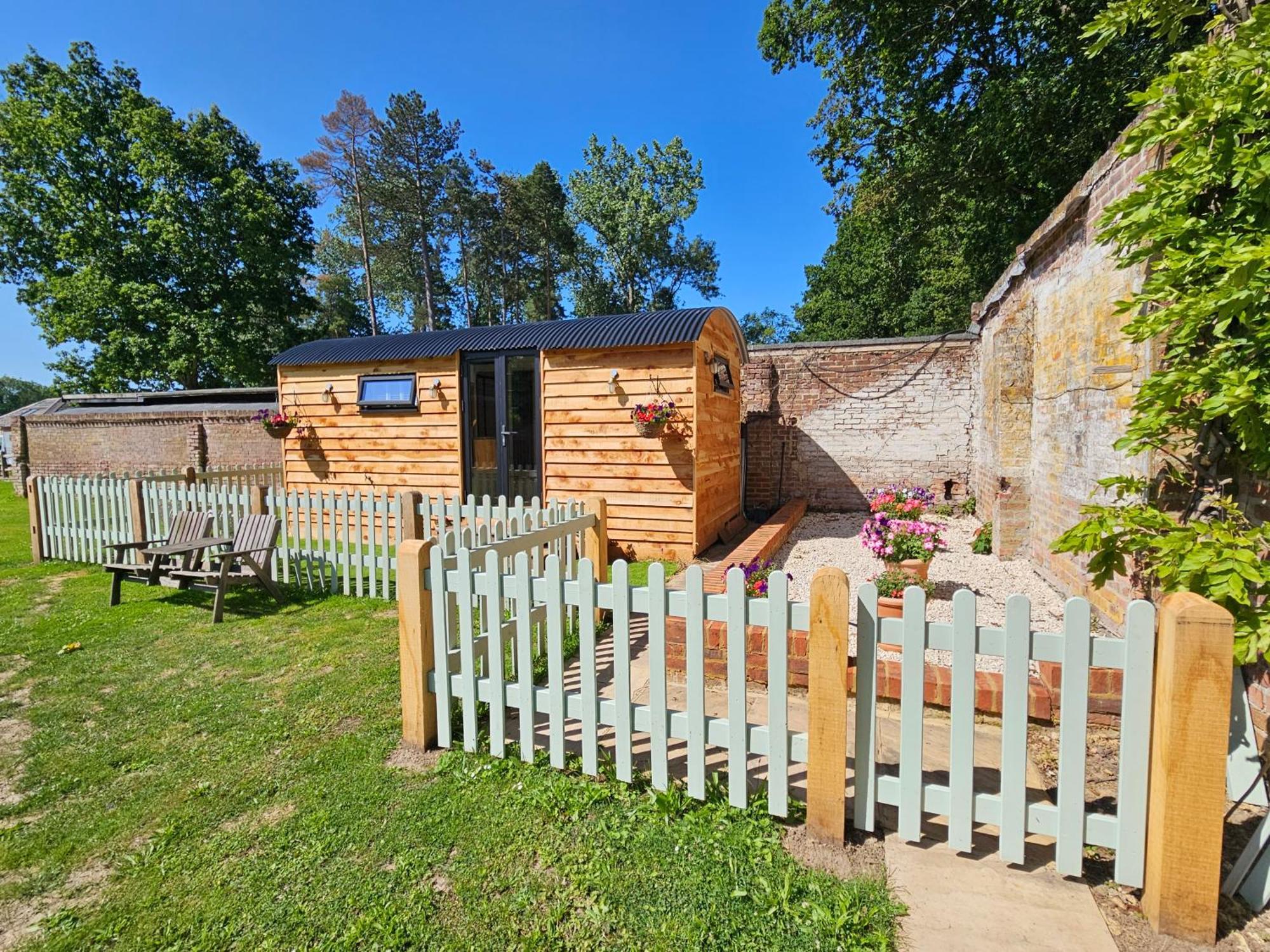 Gatwick Hideaway Hut Hotell Charlwood Eksteriør bilde