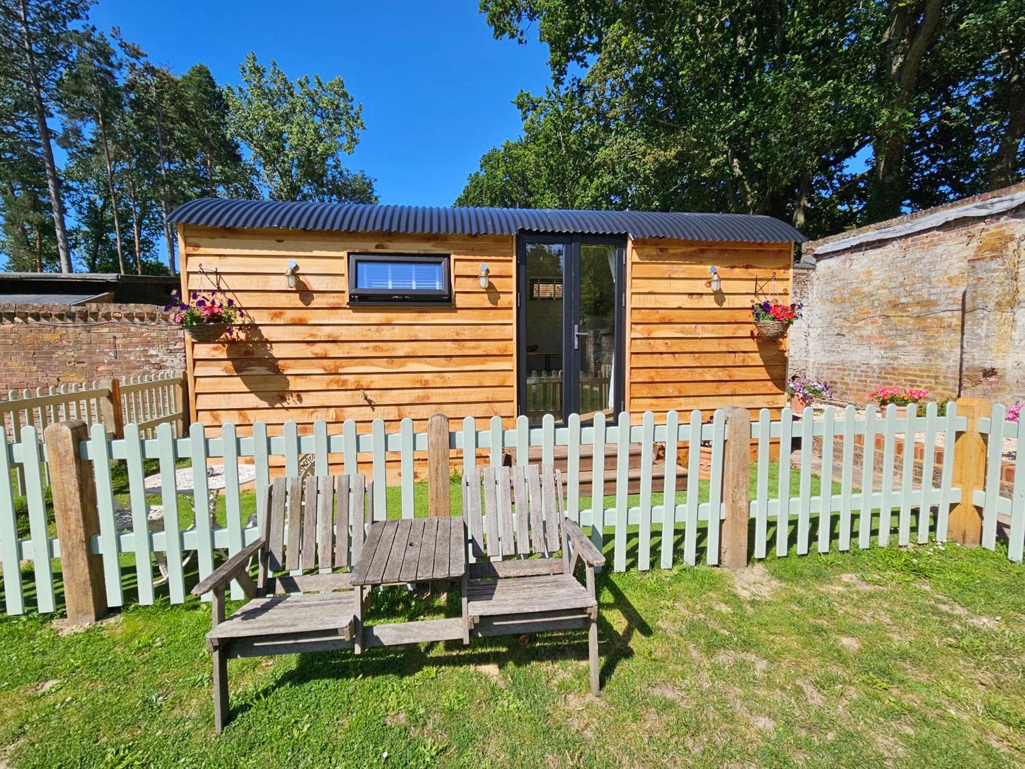 Gatwick Hideaway Hut Hotell Charlwood Eksteriør bilde